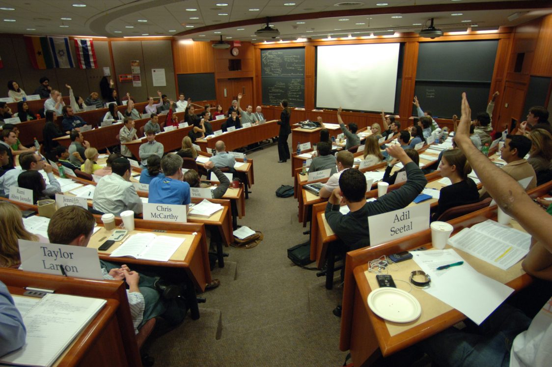 Estudiantes en clase del MBA de Harvard, para muchos el mejor MBA del mundo
